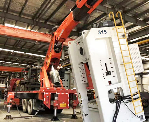 小板镇附近随车吊出租，轻松解决运输难题