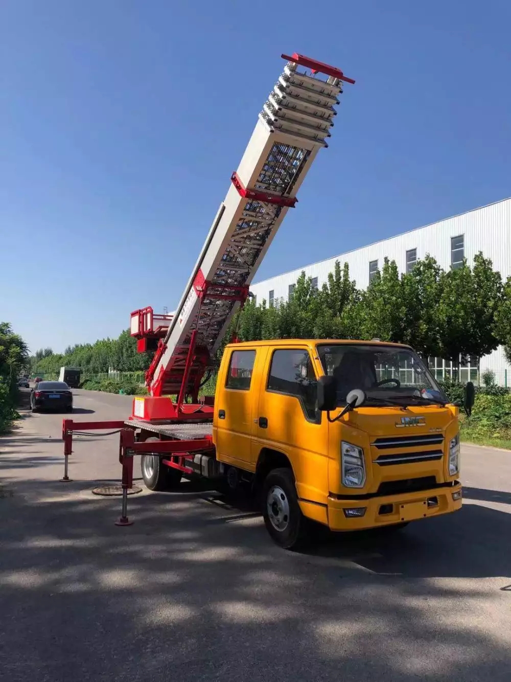 小板镇附近的云梯车出租服务：轻松解决高空作业需求