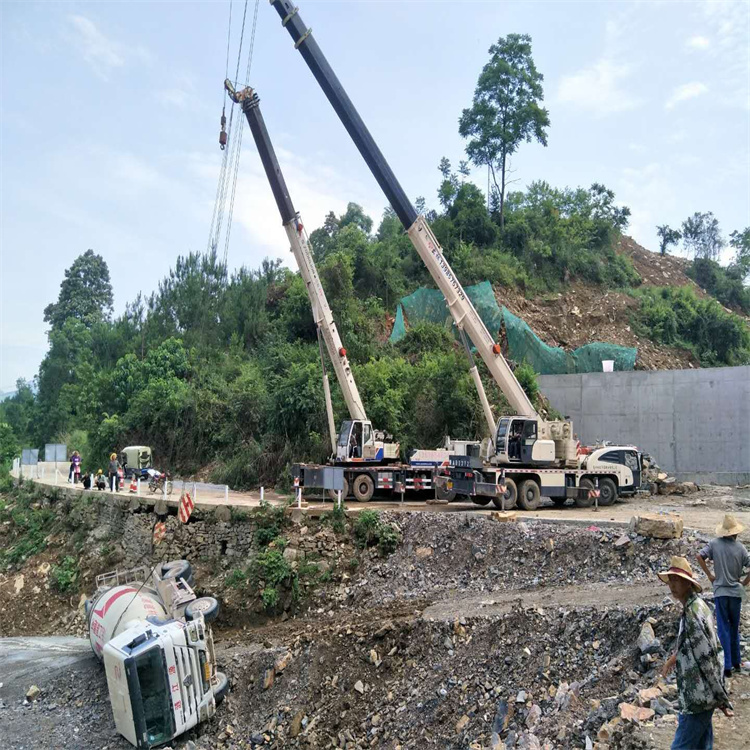 小板镇汽车掉沟里叫吊车救援要多少钱